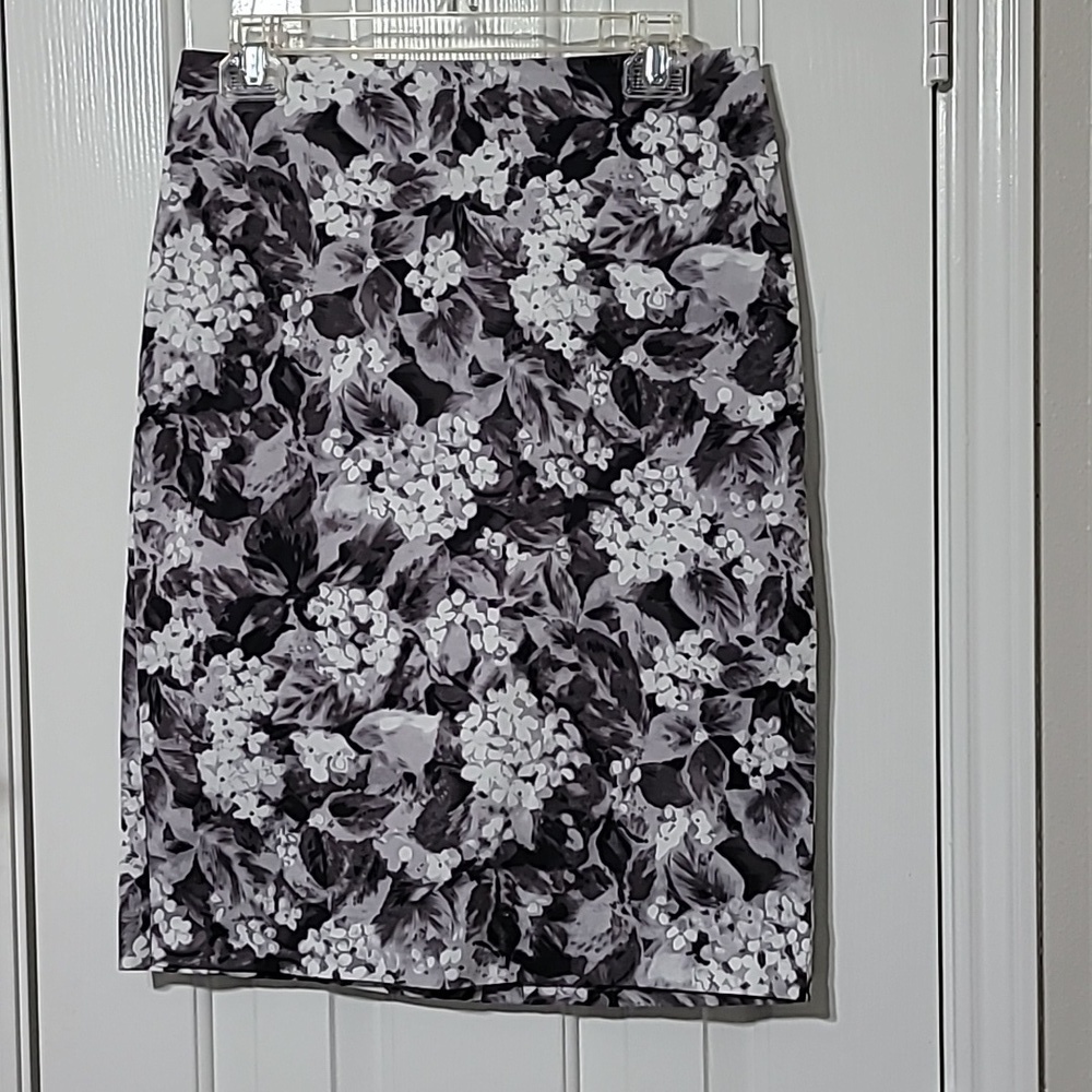 Talbots Pencil Skirt Floral Gray and White Size 4